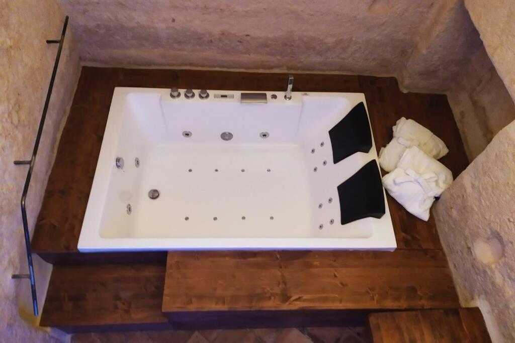 マテーラ Fornaci 46 Sassi Con Idromassaggioヴィラ エクステリア 写真