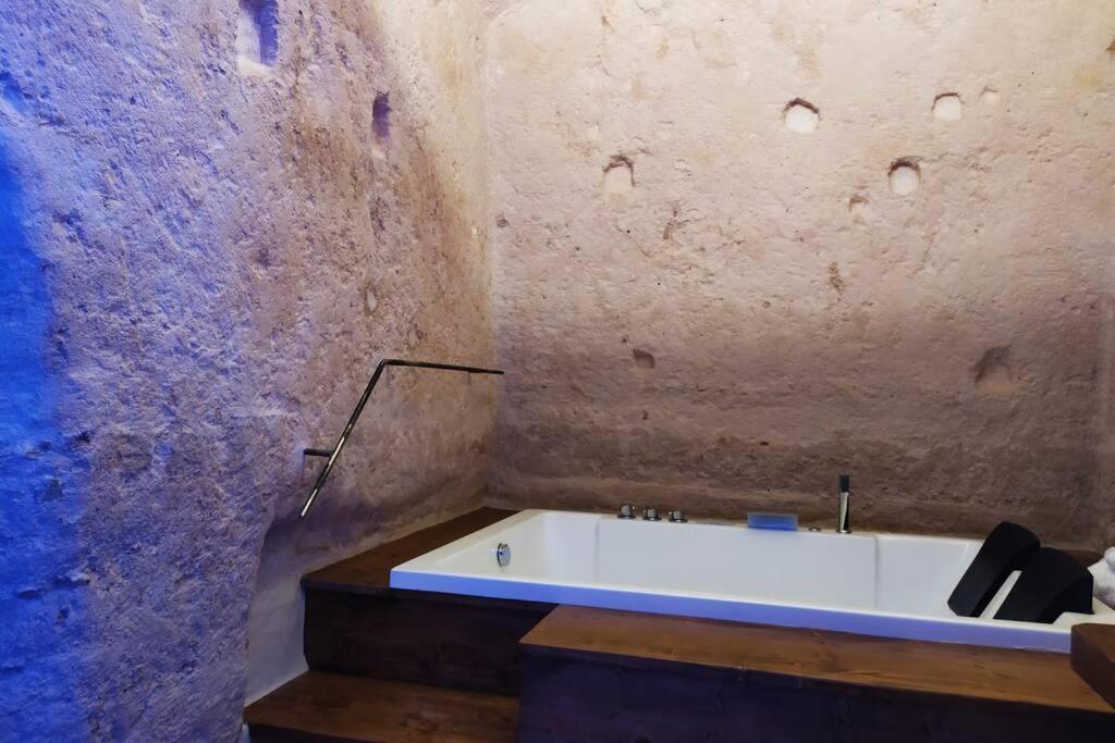 マテーラ Fornaci 46 Sassi Con Idromassaggioヴィラ エクステリア 写真