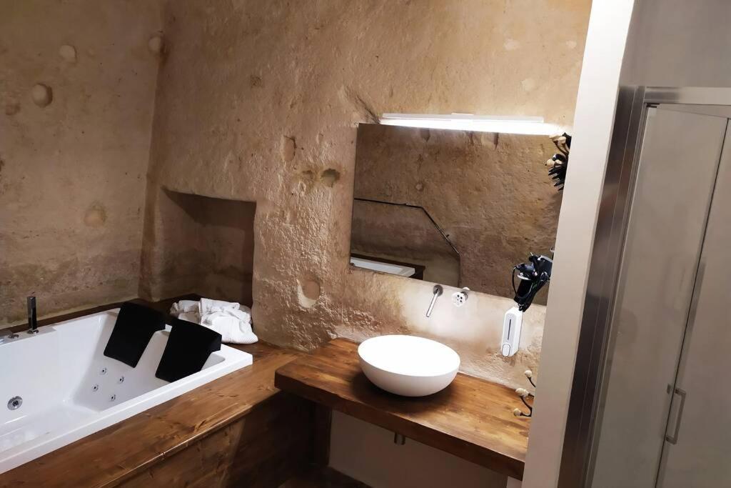 マテーラ Fornaci 46 Sassi Con Idromassaggioヴィラ エクステリア 写真